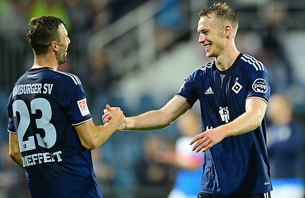 Freude über den Sieg bei Sebastian Schonlau (re.) und Jonas Meffert. Nach dem Schlusspfiff gab es aber auch kritische Worte des Kapitäns. Freude über den Sieg bei Sebastian Schonlau (re.) und Jonas Meffert. Nach dem Schlusspfiff gab es aber auch kritische Worte des Kapitäns.