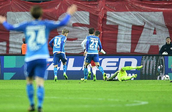 Drin, das Ding! Nicolai Müller hat den Ball in der Nachspielzeit auf Aaron Hunt abgelegt, der zum 3:0 einschiebt. Kapitän Gotoku Sakai ahnt es bereits und jubelt schon mal. Die Entscheidung!