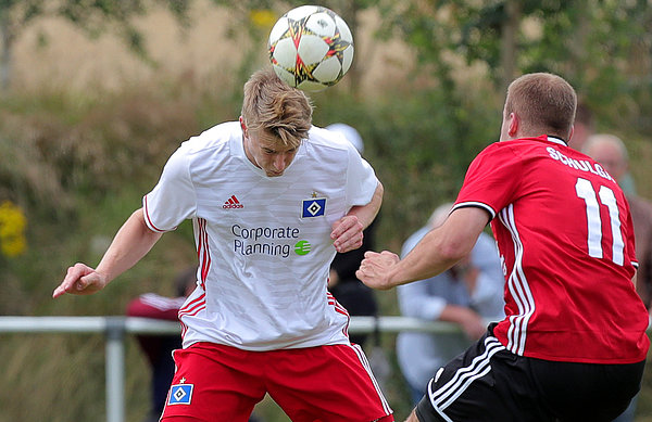 Leon Deichmann von der U21 beim Kopfball.