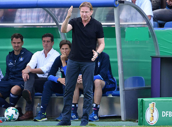 Markus Gisdol steht beim Pokalspiel am Spielfeldrand und gestikuliert.