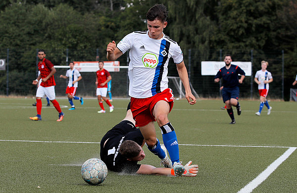 Henry Koeberer im Duell mit dem Torwart des SC Vorwärts Wacker. Henry Koeberer im Duell mit dem Torwart des SC Vorwärts Wacker.