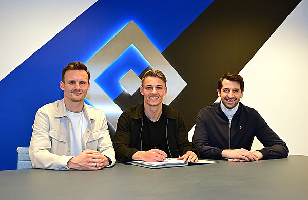 Direktor Profifußball Claus Costa, Miro Muheim und HSV-Vorstand Jonas Boldt (v.l.) freuen sich auf die Fortführung des gemeinsamen Weges.