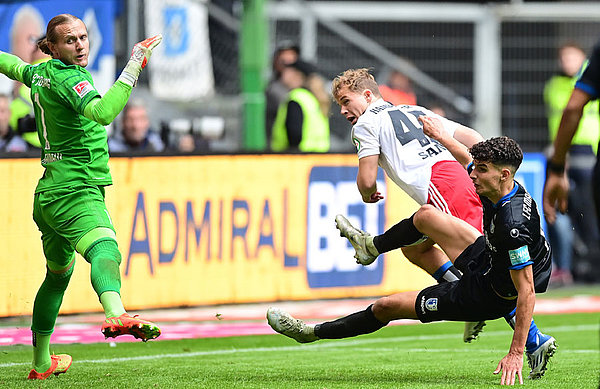 HSV-Debütant Tom Sanne erzielte mit seinem ersten Ballkontakt das 2:3 für den HSV, doch die Aufholjagd der Rothosen wurde schlussendlich nicht belohnt.