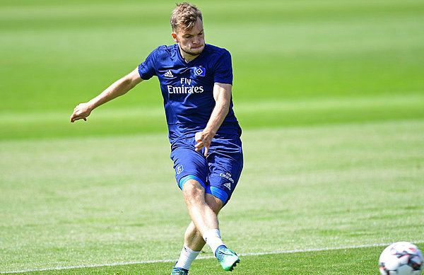 Manuel Wintzheimer schießt im Training aufs Tor.