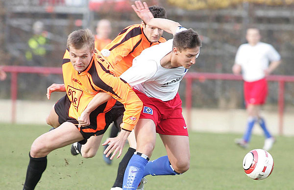 CFC-Coach David Bergner war selbst auch Profi. Hier kämpft er im Trikot von Union Berlin gegen Mustafa Kucukovic um den Ball. Das Bild entstand 2005 beim Regionalliga-Duell zwischen den "Eisernen" und der zweiten Mannschaft des HSV. David Bergner und Mustafa Kucukovic im Zweikampf.