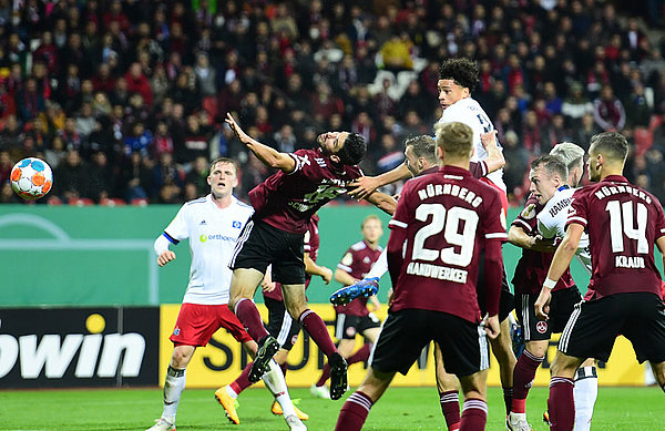 The Hamburg lead: Jonas David soars high and heads in for 1:0.