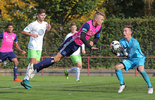 Fiete Arp führt die U17 an und hat in dieser Saison bereits zwölf Treffer erzielt. Fiete Arp beim artistischen Flugkopfball.