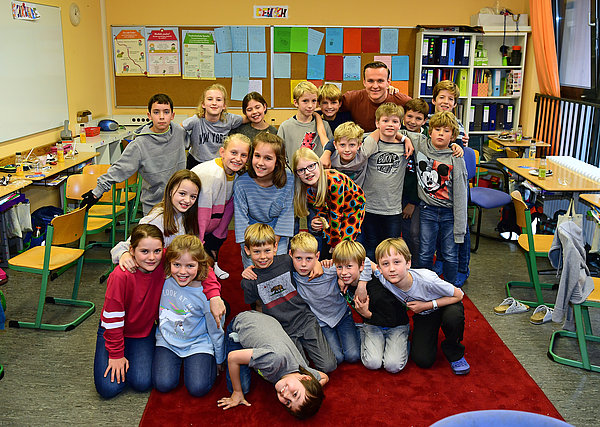Schule laeuft Fruehstueck Gruppenfoto