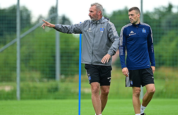 Tim Walter (li.) und Jonas Meffert arbeiteten schon bei Holstein Kiel in der Saison 2018/19 erfolgreich zusammen. Insgesamt hat "Meffo" 45 Pflichtspiele unter dem 46-Jährigen bestritten. Tim Walter zeigt Jonas Meffert eine Richtung an.
