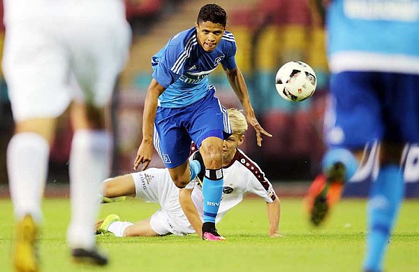 Douglas setzt sich im Spiel gegen Dynamo Berlin gegen seinen Gegenspieler durch.