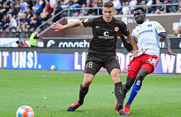 So wie in dieser Szene kam FCSP-Innenverteidiger Jakov Medic auch in der 53. Minute gegen Bakery Jatta zu spät. Der Elfmeterpfiff blieb allerdings aus. Medic gegen Jatta.