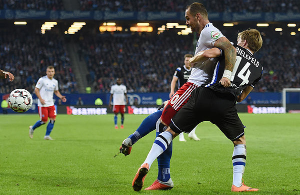 Pierre-Michel Lasogga im Zweikampf mit Joan Edmundsson.