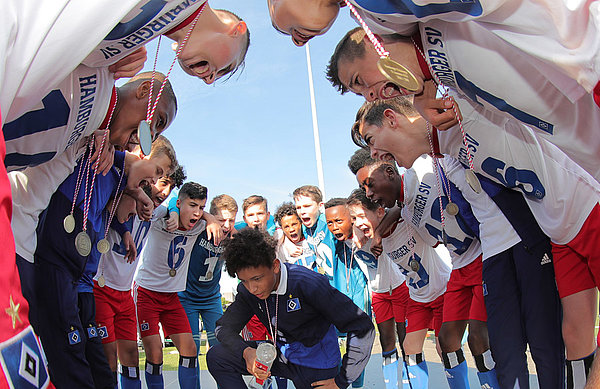 Die U13 feiert ihren deutlichen Pokalsieg.