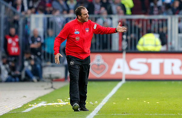 Frank Schmidt erwartet von seinem Team vollen Einsatz und lebt diese Mentalität an der Seitenlinie vor. Frank Schmidt dirigiert seine Spieler an der Seitenlinie.