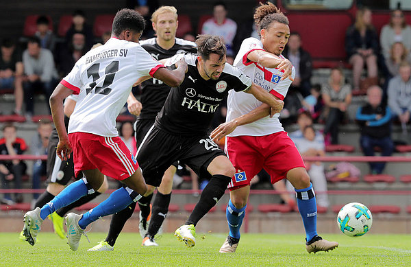 Moritz-Broni Kwarteng (l.) und Gillian Jurcher (r.) beackern ihren Gegenspieler.