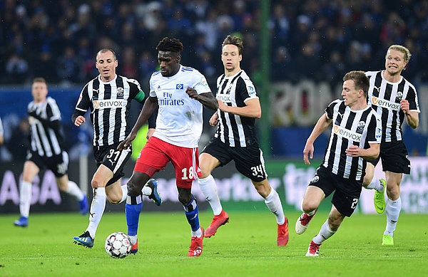 Bakery Jatta sprintet mit dem Ball.