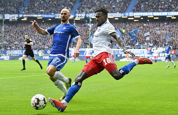 "So etwas darf nicht passieren, aber das müssen wir den jungen Spielern auf sachliche Art erklären, so dass sie schnell daraus lernen und es kein zweites Mal passiert", erklärt Becker zur 2:3-Niederlage gegen Darmstadt nach einer 2:0-Führung. Bakery Jatta mit einer Flanke im Darmstadt-Spiel.