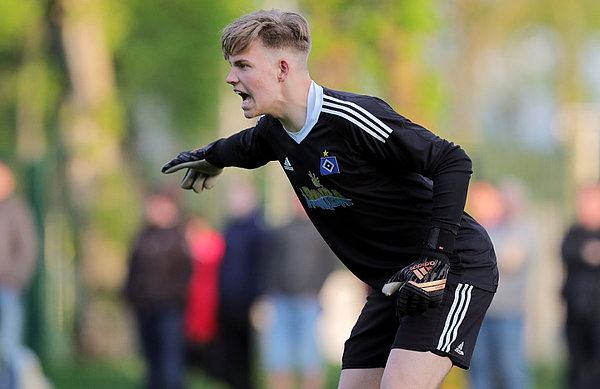 U15-Keeper Tevin Freudenberg gibt Anweisungen. 