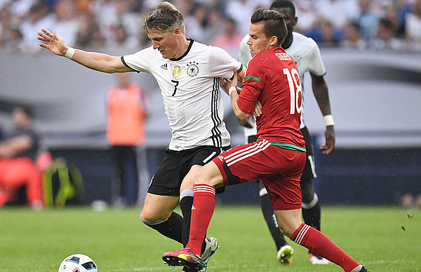 Messen mit den Großen: Im letzten Test vor der EM unterlag Stieber Bastian Schweinsteiger und der DFB-Elf mit 0:2. Zoltan Stieber im Zweikampf mit Bastian Schweinsteiger.