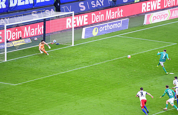 Scene with symbolic character this afternoon: penalty for Werder after video decision - and thus the early 0:1 Scene with symbolic character this afternoon: penalty for Werder after video decision - and thus the early 0:1