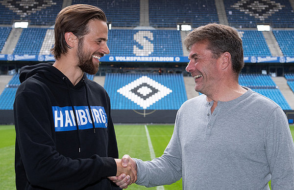 Neuzugang Martin Harnik und Trainer Dieter Hecking geben sich lächelnd die Hand.