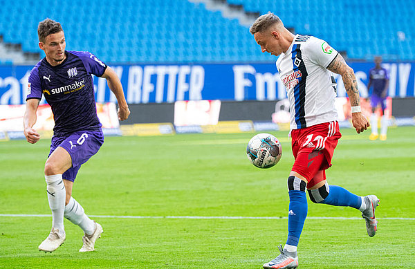 Am 16. Juni 2020 trat Moritz Heyer - hier im Duell mit Sonny Kittel - noch mit dem VfL Osnabrück beim HSV an (1:1), vorbehaltlich der medizinischen Untersuchung und Vertragsunterschrift wird der Defensiv-Akteur ab sofort für die Rothosen auflaufen. Moritz Heyer im Duell mit Sonny Kittel.