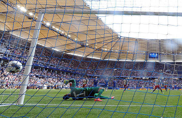 Aaron Hunt verwandelt am 1. Spieltag gegen Darmstadt den Elfmeter zum 1:1-Endstand.