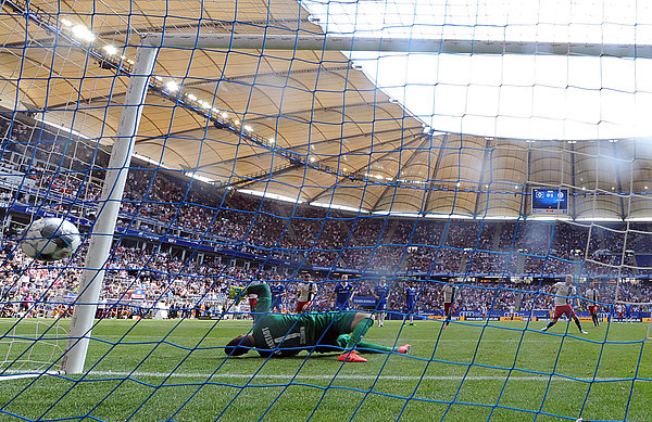 Aaron Hunt set the tone for the season on the first matchday, sealing a point in injury time with his penalty against Darmstadt 98.