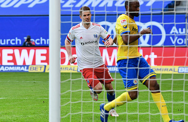 Der Schlusspunkt: Simon Terodde hat den Ball zum 4:0 ins Netz gelupft. Der Schlusspunkt: Simon Terodde hat den Ball zum 4:0 ins Netz gelupft.