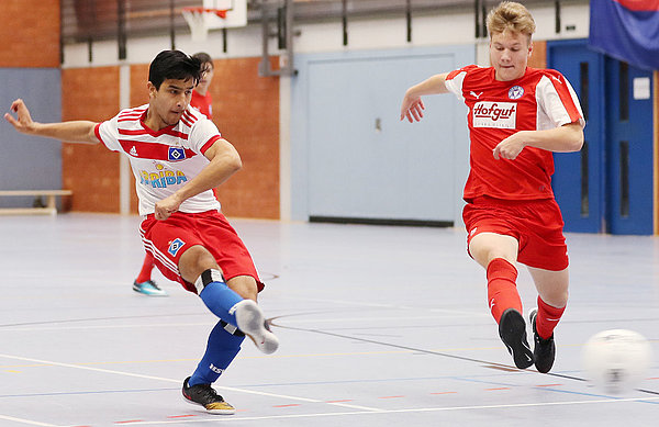 Der U15-Angreifer kommt in der Halle zum Torabschluss. Die anrennenden Verteidiger können nur noch zuschauen.