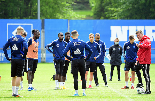 Zurück im Mannschaftstraining: Dieter Hecking hält eine Ansprache an seine Truppe.