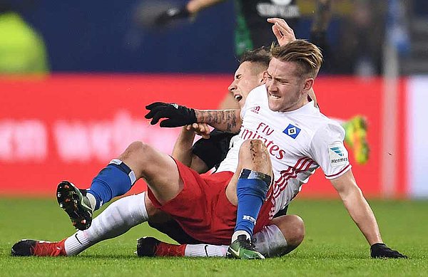 Holtby im Duell mit Kohr. 