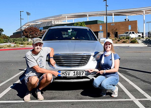 Rene Preuß mit seiner Freundin Kerstin. Selbst das Kennzeichen seines Autos ist unverwechselbar.