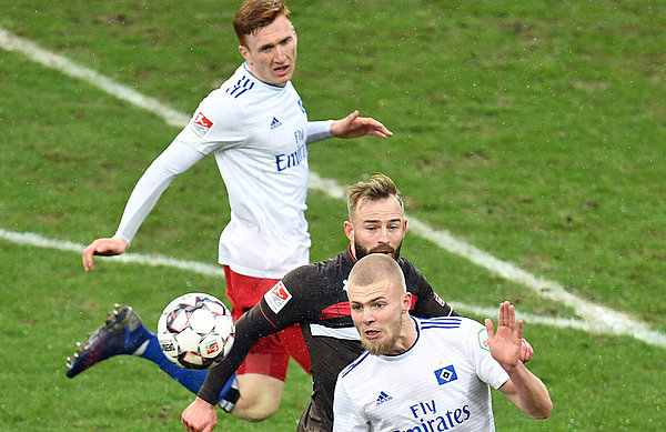 Vertrauen und Kommunikation bilden das Rezept für die gute Abstimmung zwischen den Innenverteidigern Rick van Drongelen und David Bates. Rick van Drongelen und David Bates nehmen einen Gegenspieler in die Zange.