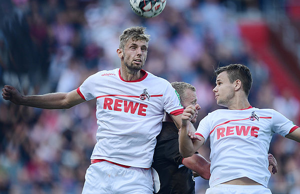Lasse Sobiech im Kopfball-Duell im Spiel gegen St. Pauli.