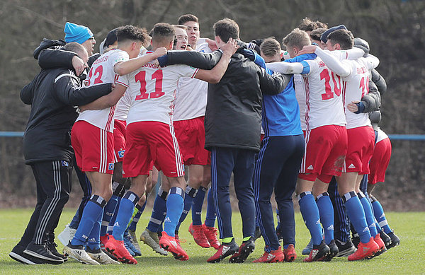 Die U17 des HSV steht im Kreis, um den Derbysieg über den FC St. Pauli zu feiern. 