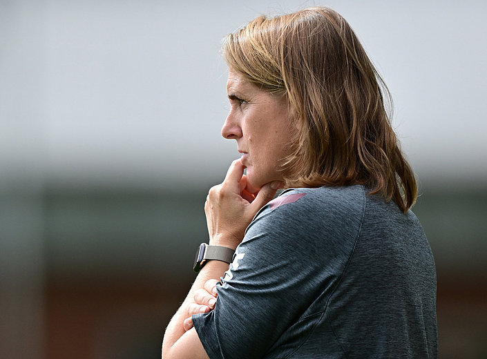 Britta Carlson: "Ich fühle mich auf der Trainerbank sehr wohl"