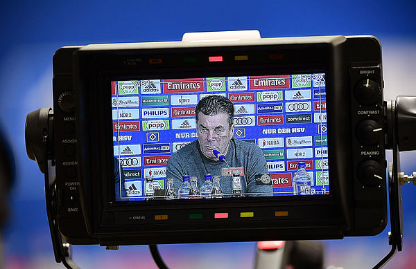 Dieter Hecking im Fokus - genau wie für den gesamten HSV das Spiel beim VfL Bochum. Volle Konzentration auf den angestrebten Auswärtssieg.