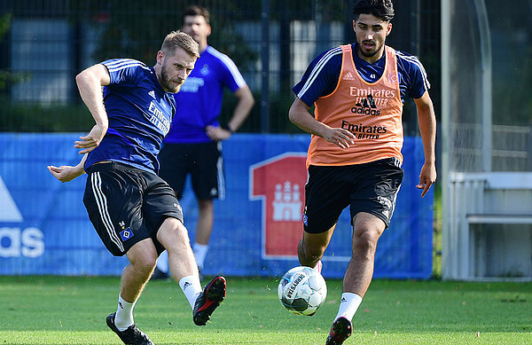 Aaron Hunt meldet sich nach Leistenprobleme wieder fit. Aaron Hunt spielt im Training einen Pass. Im Hintergrund Berkay Özcan.