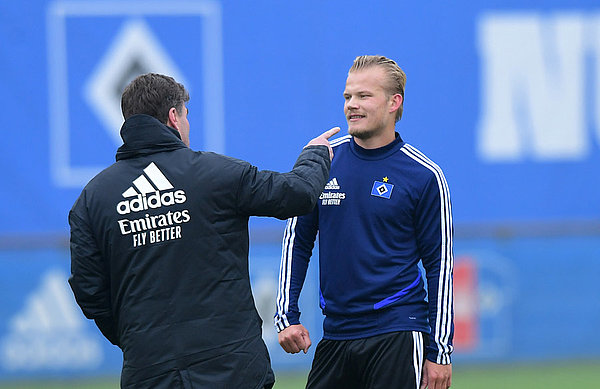 Direkt nach seiner Verpflichtung absolvierte Joel Pohjanpalo sein erstes HSV-Training und tauschte sich mit Cheftrainer Dieter Hecking aus. Joel Pohjanpalo unterhält sich mit Dieter Hecking.