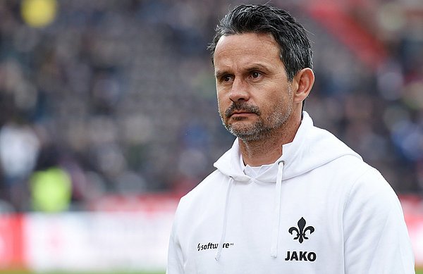 Dirk Schuster führte die Lilien in seiner ersten Amtszeit von der dritten in die erste Liga. Nun ist er mittlerweile zum zweiten Mal Trainer in Darmstadt.