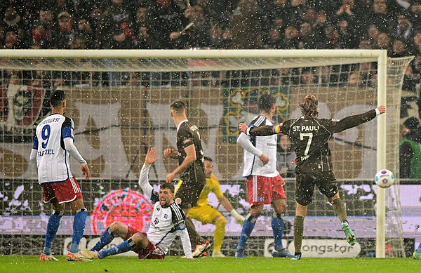 St. Pauli’s number 7 Irvine opened the scoring, but Meffert was already claiming a foul after being brought to ground during a challenge. However, the goal stood. 