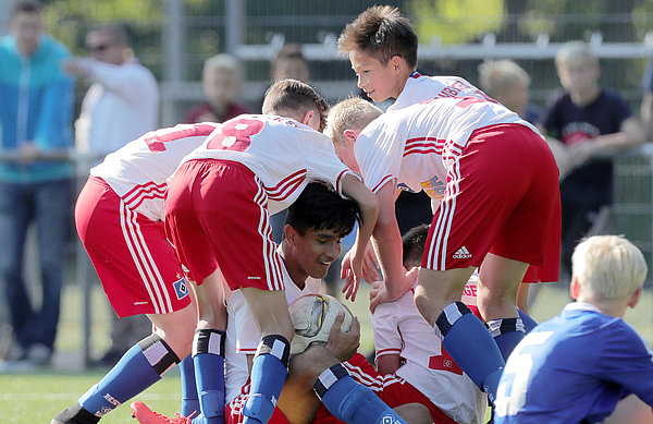 Jubelknäuel: Die U14 bejubelt den Sieg über Eintracht Norderstedt. Die U14 jubelt.