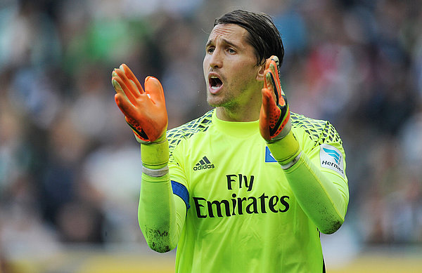 Rene Adler mit Anweisungen im Spiel in Gladbach.