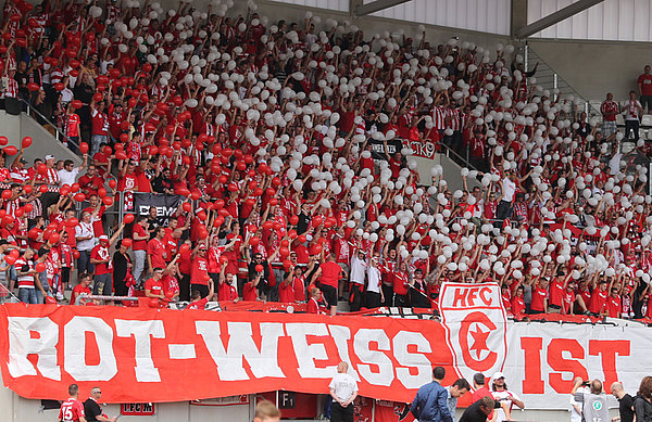 Halle-Fans beim Heimspiel.