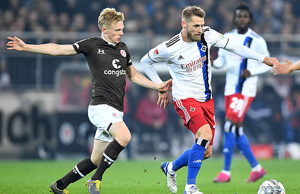 Hart umkämpft, aber am Ende mit 0:2 verloren. Dieter Hekcking erlebte am 6. Spieltag sein erstes Hamburger Derby. 
