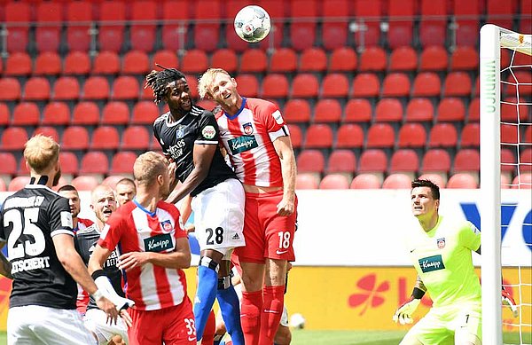 Gideon Jung hat in dieser Szene Pech, da sein Kopfball sich an den hinteren Pfosten senkt - es wäre die frühe 1:0-Führung für den HSV gewesen.