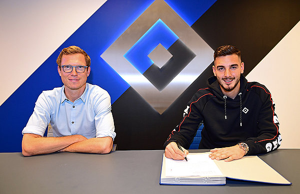 Freuen sich auf die zukünftige Zusammenarbeit: HSV-Sportdirektor Michael Mutzel und Torwart Marko Johansson. Freuen sich auf die zukünftige Zusammenarbeit: HSV-Sportdirektor Michael Mutzel und Torwart Marko Johansson.