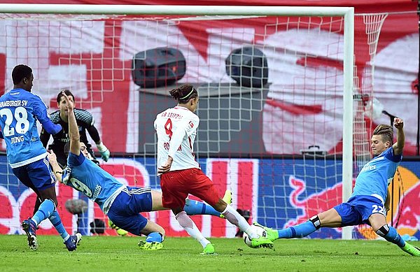 Yussuf Poulsen schießt auf das HSV-Tor. 