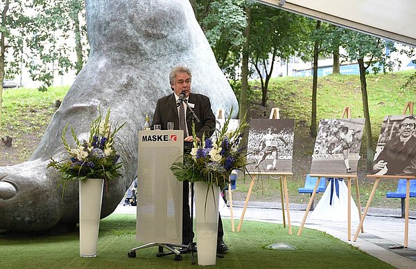 Die bronzenen Fußabdrücke der Protagonisten wurden heute im feierlichen Rahmen am Uwe-Seeler-Fuß enthüllt. Dieter Matz vor dem Fuß.